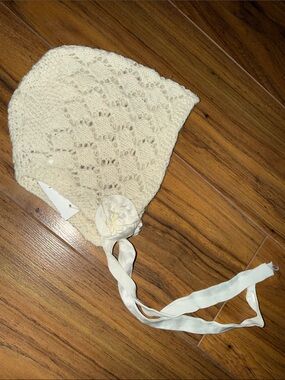 3-6m Vintage 1950s Cream Knit Baby Bonnet with Ribbon Flower